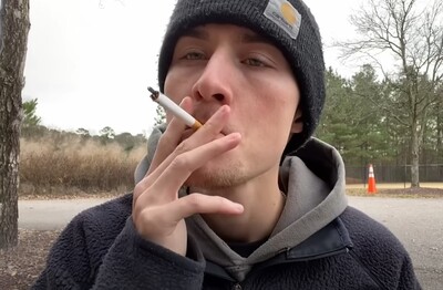 Лечение зависимости от табакокурения в Соколе Мужчина с сигаретой делает затяжку